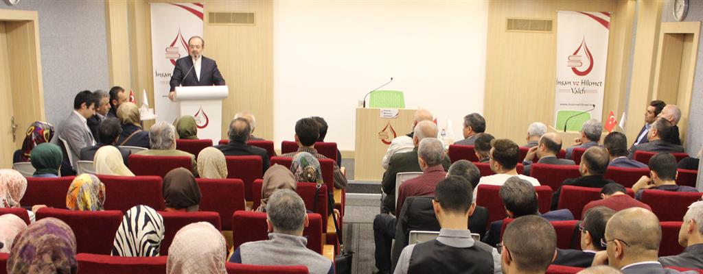 Prof. Dr. Mehmet Görmez, İnsan ve Hikmet Vakfı'nda “Toplumsal Değişme Süreçlerinde Gençlik ve Din İlişkisi” konulu bir söyleşi gerçekleştirdi.